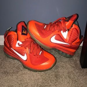 NIKE LEBRON SIZE 5 BOYS